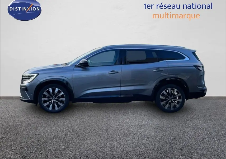 Profil côté gauche du Renault Espace 2024 gris schiste métal avec jantes alliage et vitres teintées, sur fond neutre.