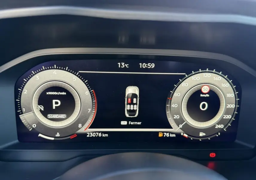 Affichage numérique du combiné d'instrumentation du Nissan Qashqai 2025, avec compte-tours et vitesse en km/h.