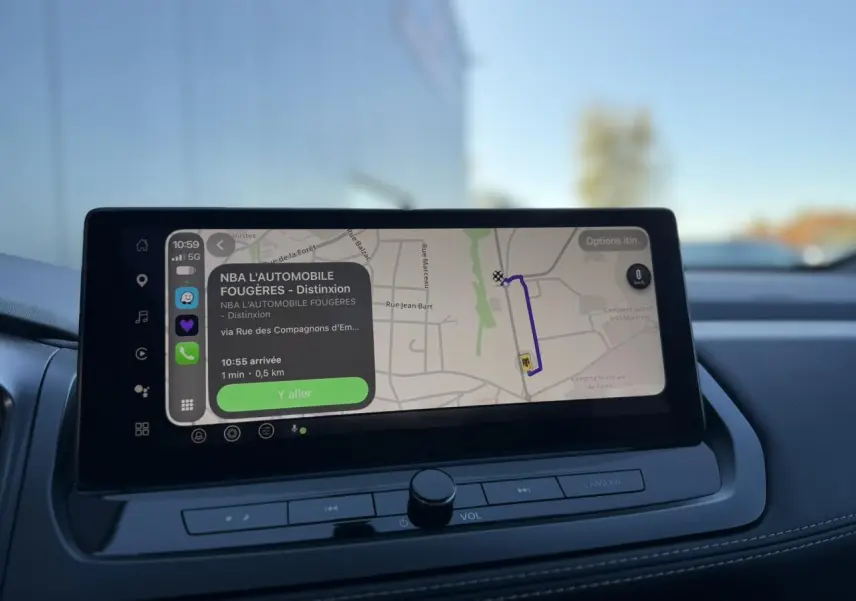 Écran tactile central du Nissan Qashqai 2025 affichant un itinéraire de navigation avec interface Apple CarPlay.