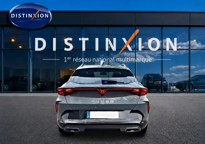 Vue arrière d'un CUPRA Formentor bleu fjord 2026, avec feux LED et double sortie d'échappement visibles.