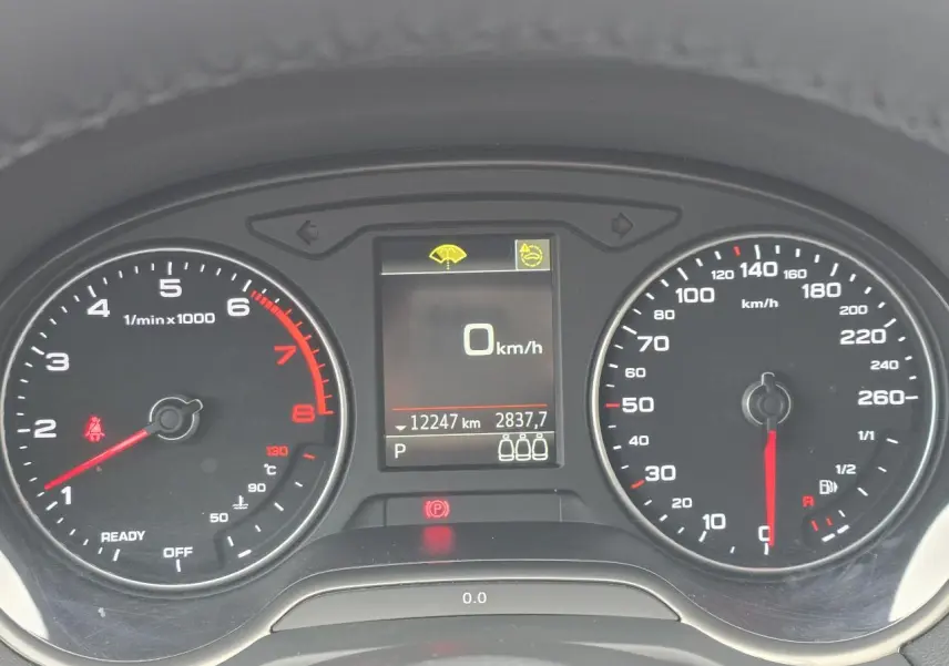 Tableau de bord de l'Audi Q2 35 TFSI 2023 avec compte-tours, compteur de vitesse et écran digital affichant 0 km/h.