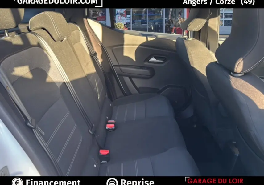 Vue intérieure sur les sièges arrière noirs d'une Dacia Sandero Expression TCe 90 2025, avec ceinture et appuie-têtes visibles.