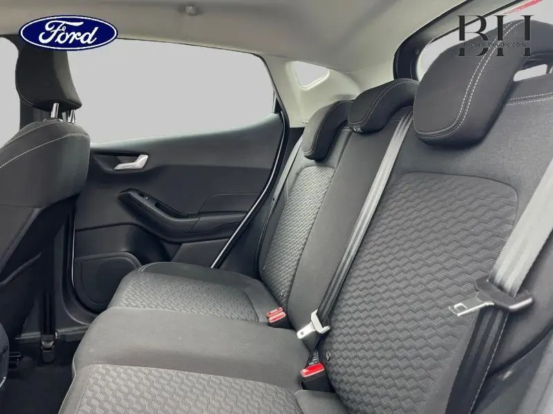 Vue intérieure côté gauche de la banquette arrière noire Kasbah/Eton de la Ford Fiesta 2022 Titanium Business.