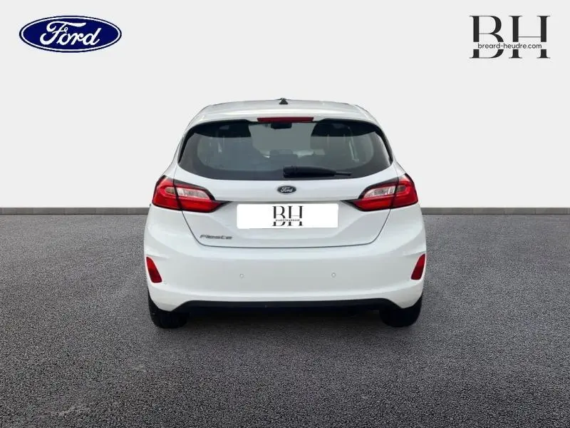 Vue arrière d'une Ford Fiesta blanc glacier de 2022 avec feux arrière LED et becquet arrière.