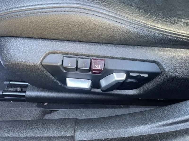 Détail des commandes de réglage électrique du siège conducteur en cuir noir d'une BMW Série 4 Gran Coupé 418 da 2018.