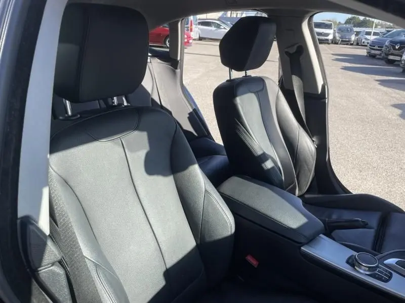 Vue intérieure côté gauche montrant les sièges avant en cuir noir d'une BMW Série 4 Gran Coupé 418 da 2018.