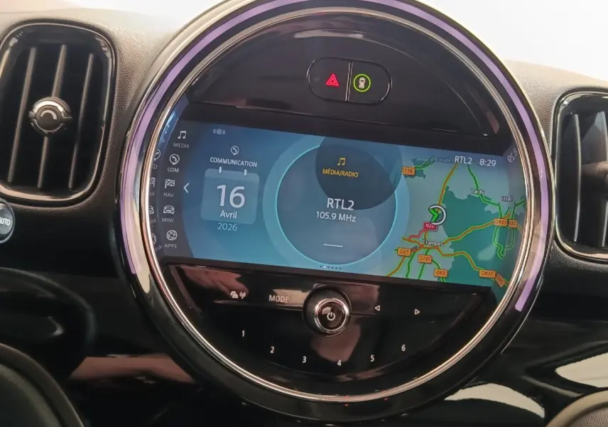 Écran tactile central rond affichant navigation et radio, intérieur noir du MINI Countryman Cooper SE 2023.