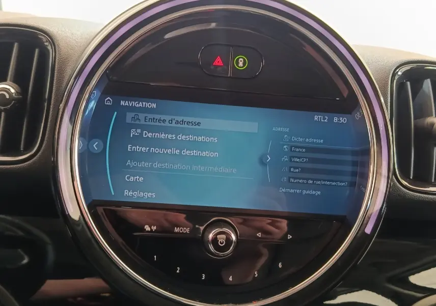 Écran tactile central rond du tableau de bord MINI Countryman Cooper SE 2023 affichant le menu de navigation.