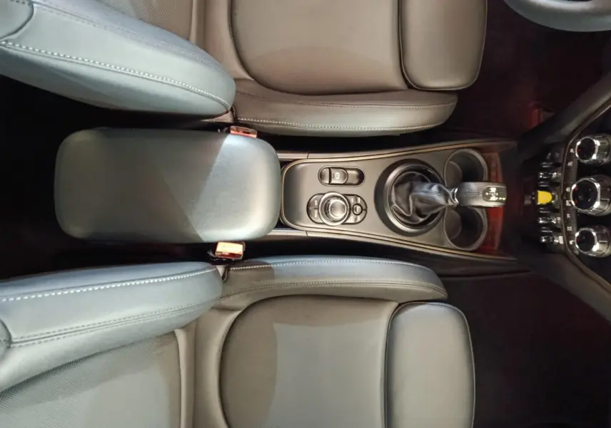 Vue plongeante sur la console centrale et les sièges en cuir noir du MINI Countryman Cooper SE 2023.