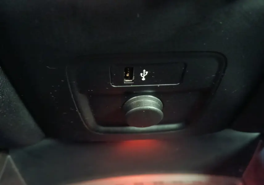 Gros plan sur la prise USB et prise 12V noire dans l’habitacle du MINI Countryman Cooper SE 2023.
