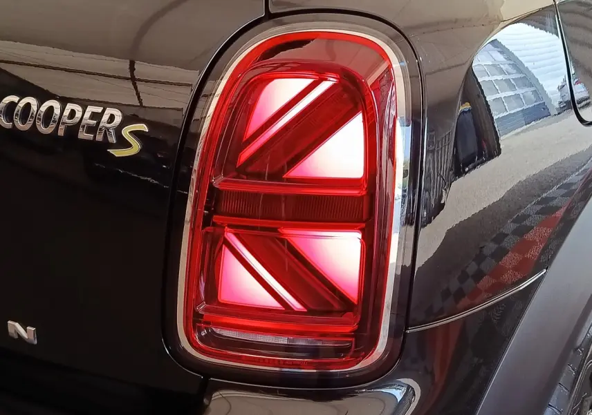 Gros plan sur le feu arrière droit rouge et le logo Cooper S sur la carrosserie noire du MINI Countryman 2023.