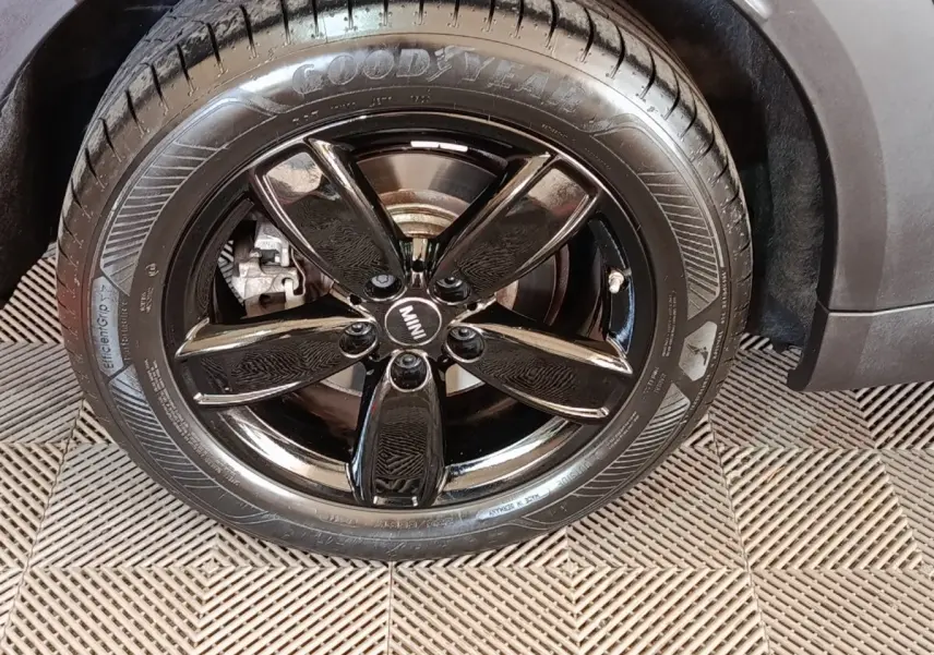 Gros plan sur la roue avant droite noire brillante du MINI COUNTRYMAN Cooper SE 2023 avec pneu Goodyear.