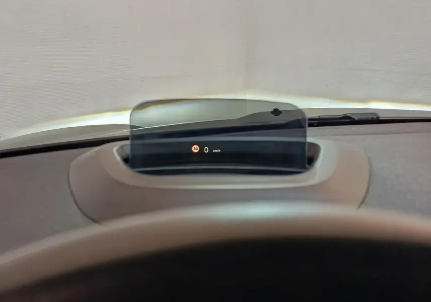 Affichage tête haute numérique du MINI Countryman Cooper SE, vue depuis le volant vers le pare-brise.