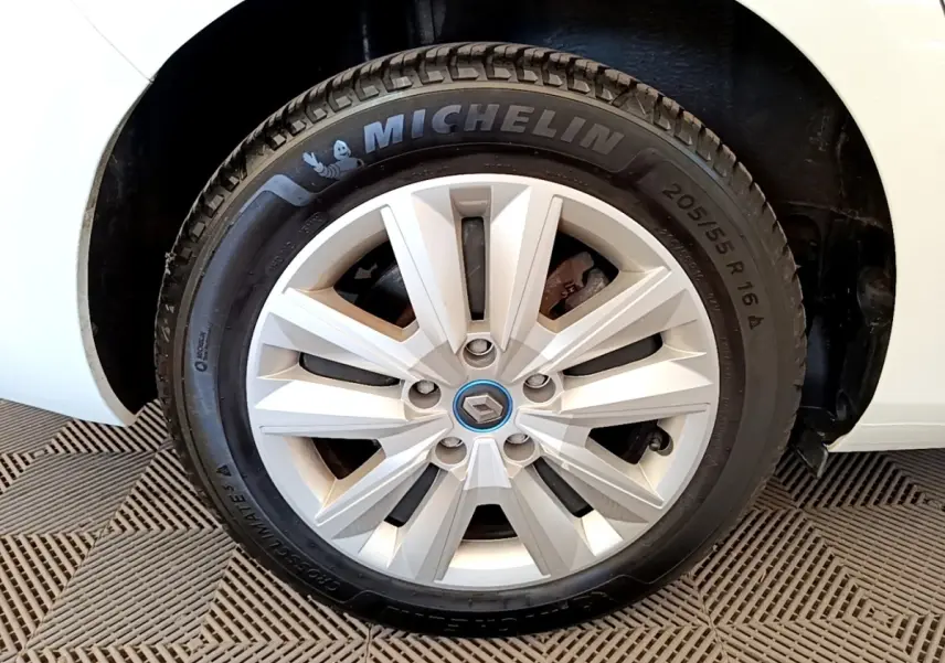 Gros plan sur la roue avant droite blanche d'une Renault Mégane Business E-Tech hybride rechargeable avec jante argentée.