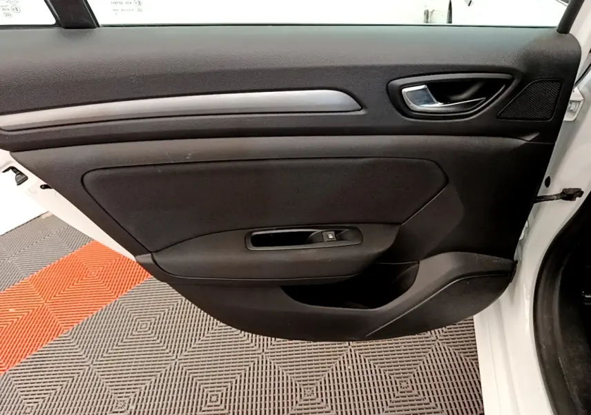 Vue rapprochée de la porte avant droite noire ouverte d'une Renault Mégane Business E-Tech blanche hybride rechargeable 2022.