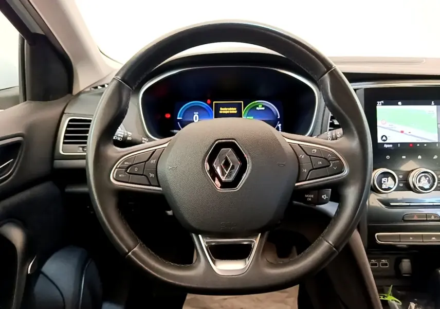 Vue intérieure centrée sur le volant noir Renault Megane Business E-Tech 2022 avec tableau de bord digital et écran tactile.