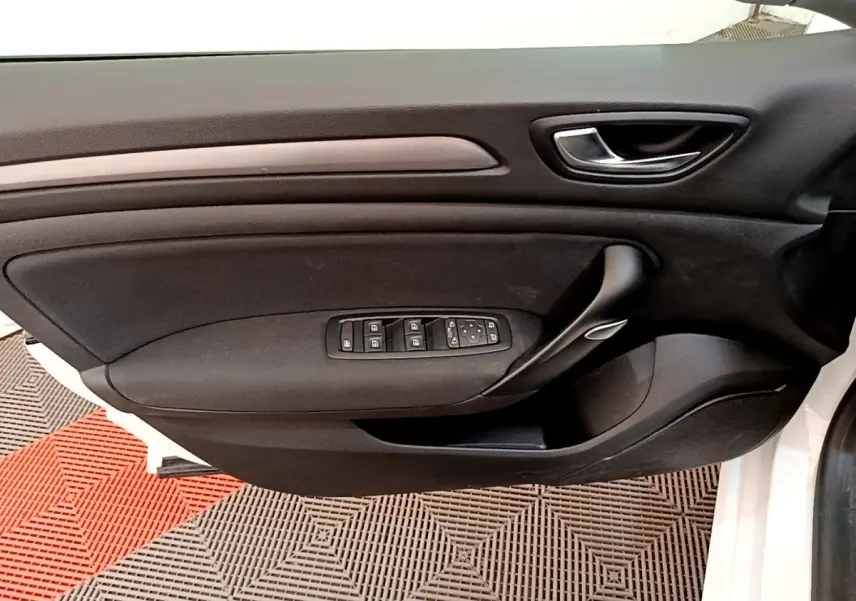 Intérieur côté conducteur de Renault Mégane Business E-Tech hybride blanc, porte avec commandes vitres et verrouillage.