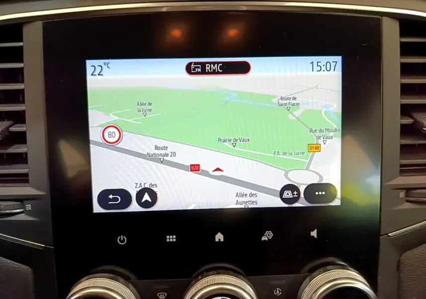 Écran tactile central de navigation affichant une carte, intérieur d'une Renault Mégane Business E-Tech hybride blanche.