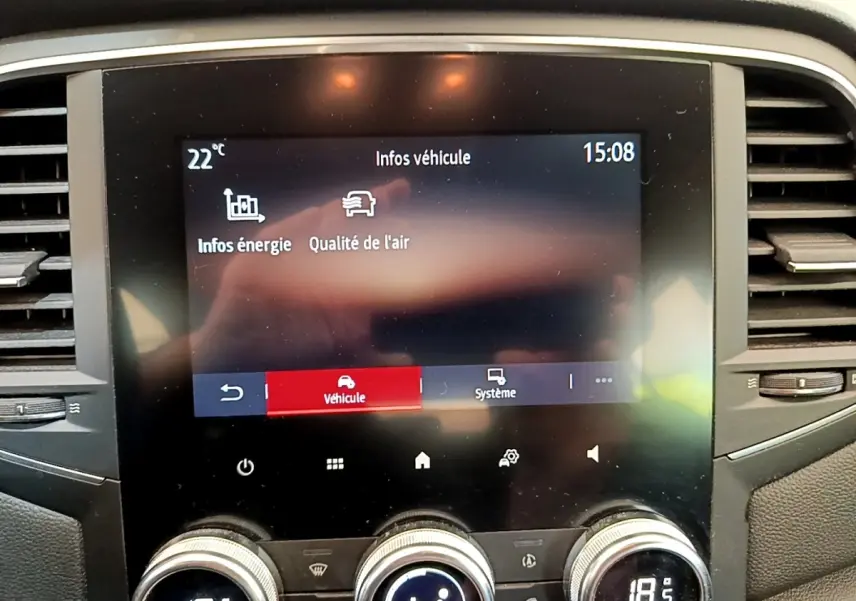 Écran tactile central affichant les infos véhicule et qualité de l'air dans une Renault Mégane Business E-Tech hybride blanche.