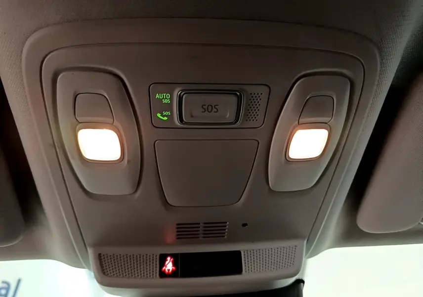 Plafonnier intérieur avec éclairage et bouton SOS allumé dans une Renault Mégane Business E-Tech hybride blanche, vue de dessous.