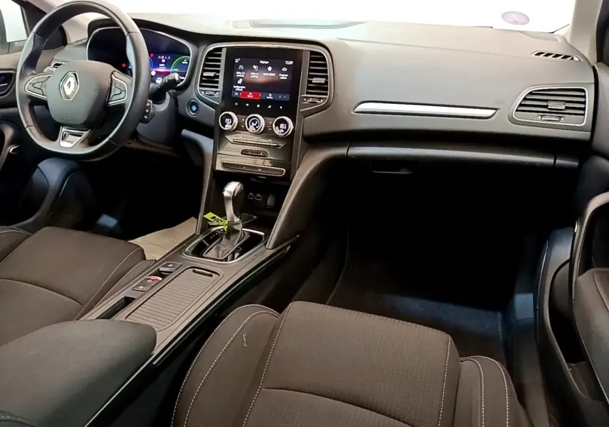 Intérieur noir de Renault Mégane Business E-Tech 2022, vue de face sur tableau de bord et console centrale avec écran tactile.