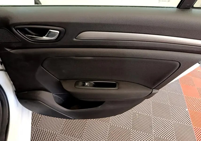 Vue rapprochée de la porte arrière gauche noire intérieure de la Renault Mégane Business E-Tech hybride blanche.