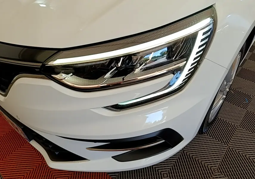 Gros plan sur le phare avant droit blanc de la Renault Mégane Business E-Tech hybride rechargeable 2022.
