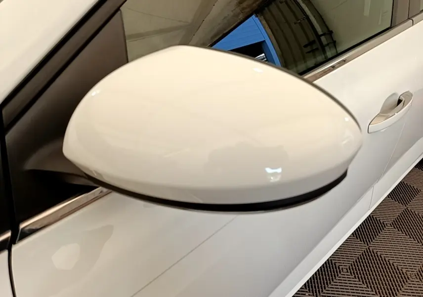 Rétroviseur blanc côté gauche en gros plan sur Renault Mégane Business E-Tech hybride rechargeable 2022.