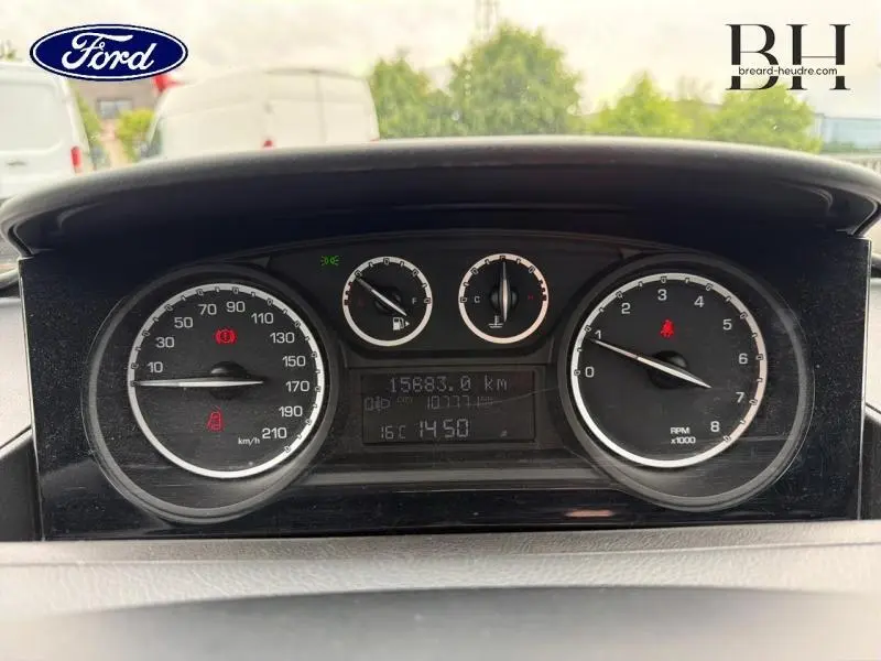 Tableau de bord de Lancia Ypsilon 2014 montrant les compteurs de vitesse, de régime, jauges de carburant et température, affichage numérique.