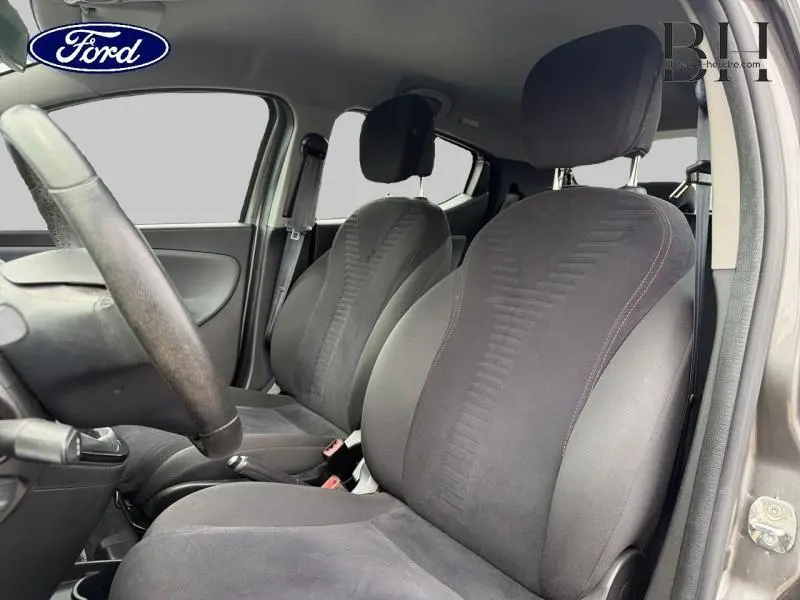 Vue intérieure côté gauche montrant les sièges avant en tissu gris foncé d'une Lancia Ypsilon 2014.
