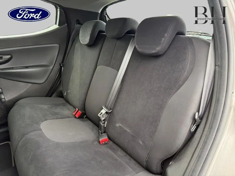 Vue intérieure côté droit montrant la banquette arrière en tissu gris foncé de la Lancia Ypsilon 2014.