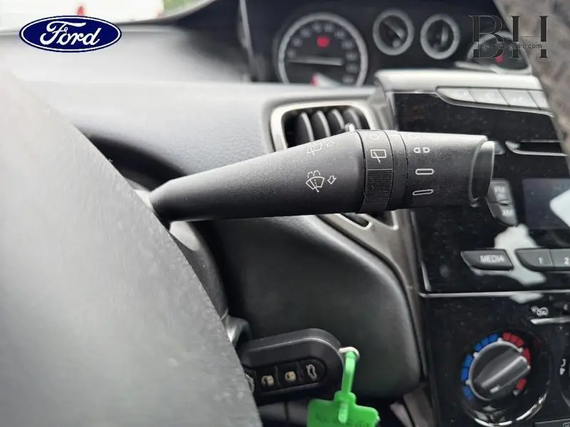 Gros plan sur la manette d’essuie-glace noire côté gauche du tableau de bord d’une Lancia Ypsilon gris argenté.