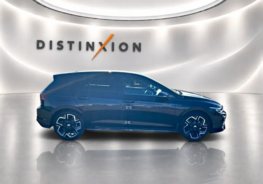 Vue de profil côté gauche d'une Volkswagen Golf noire 2026 avec jantes noires et lettrage Distinxion en arrière-plan.