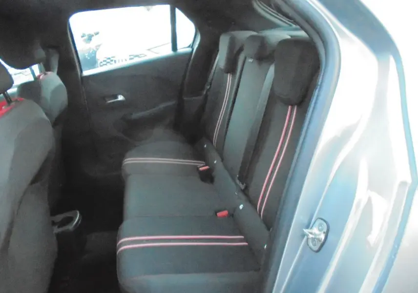 Vue intérieure côté droit sur les sièges arrière noirs avec bandes rouges d'une Opel Corsa gris quartz métal.