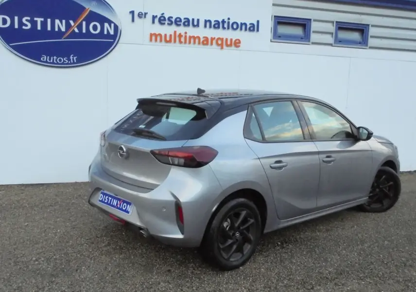 Opel Corsa gris quartz métal vue 3/4 arrière côté droit, avec toit noir contrasté et jantes noires.