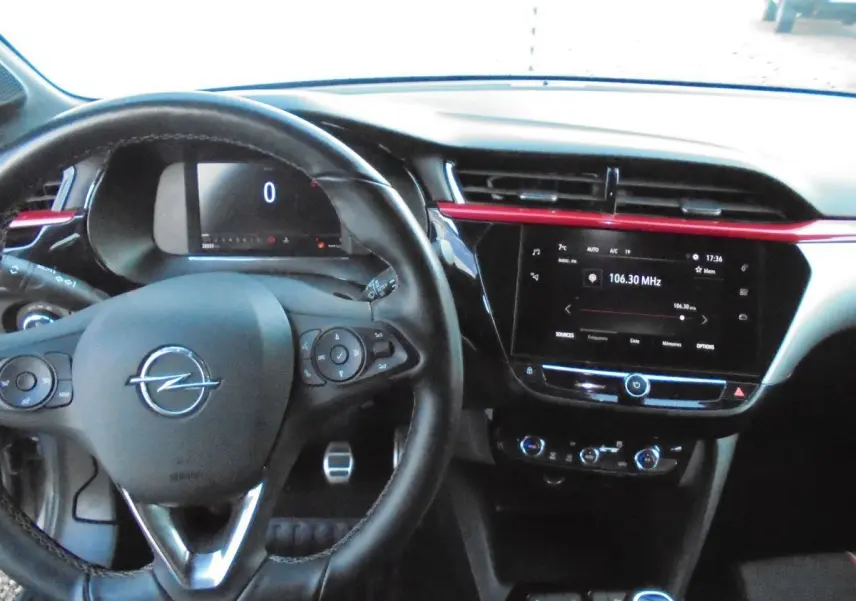 Vue intérieure du tableau de bord de l'Opel Corsa 1.2T 100 CH GS-LINE avec volant noir et écran tactile central.