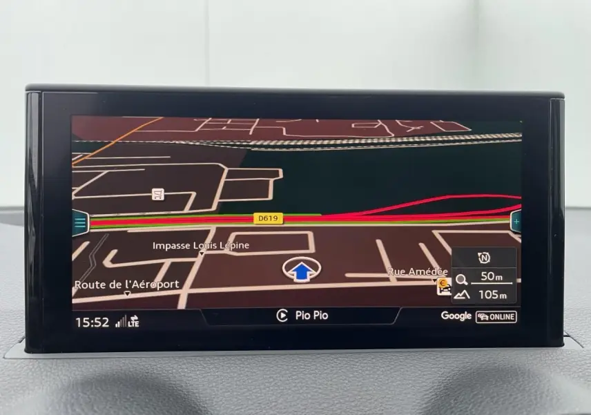 Écran couleur 8,3 pouces du système MMI Navigation Plus de l'Audi Q2 noir mythic affichant une carte GPS.