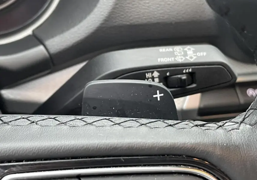 Gros plan sur la palette de changement de vitesse droite en cuir noir avec surpiqûres de l'Audi Q2 35 TFSI 2023.