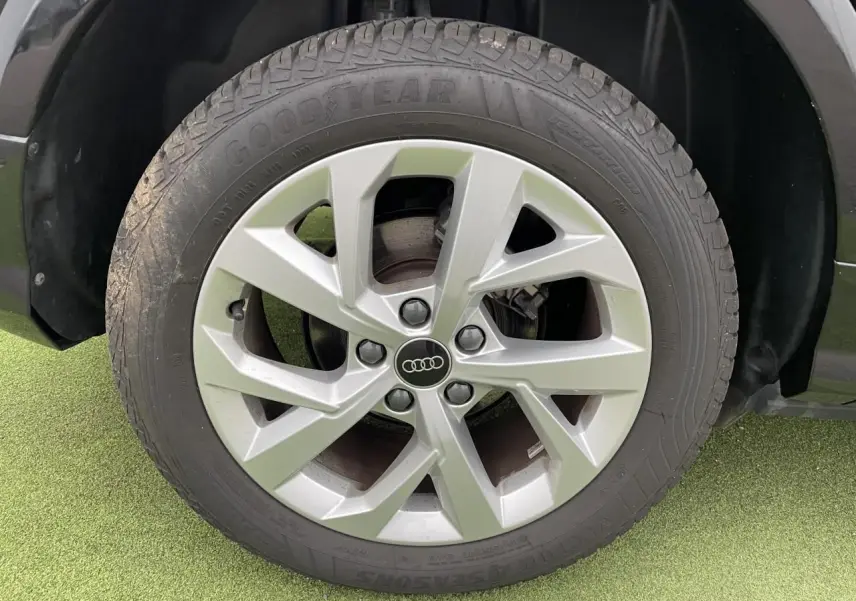 Gros plan sur la jante aluminium 5 branches doubles du côté avant droit d’un Audi Q2 noir mythic.