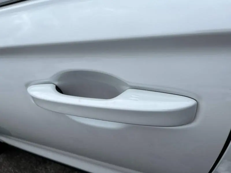Poignée de porte blanche Platine nacrée du Honda CR-V 2024 en gros plan sur la portière côté gauche.