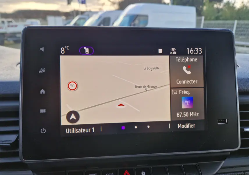 Écran tactile Easy Link 8'' du Renault Trafic Fourgon gris Highland, affichant navigation et options connectées.