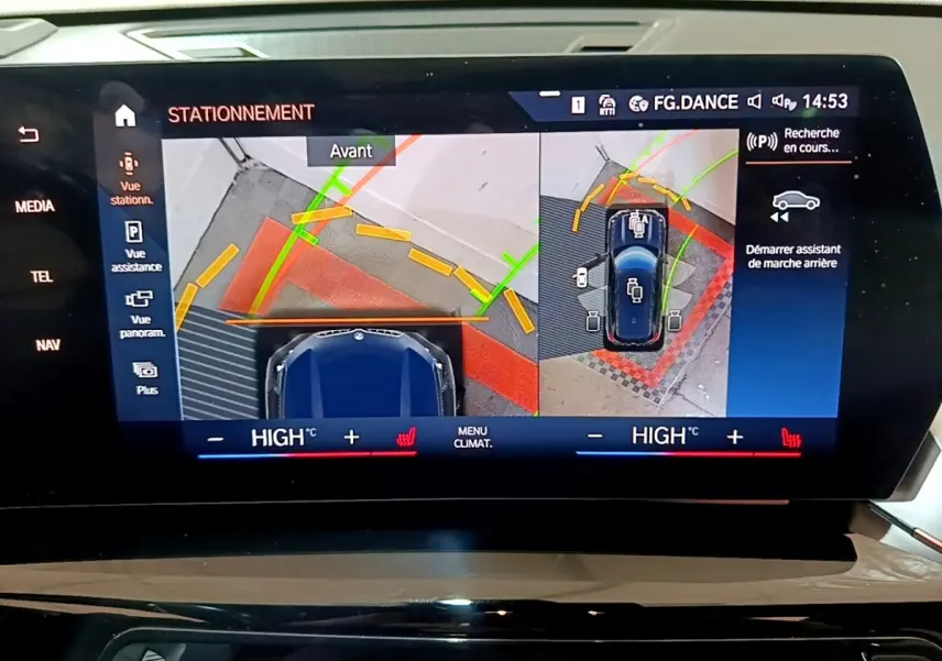Écran tactile du BMW X1 hybride noir montrant l'aide au stationnement avec vue aérienne et avant du véhicule.