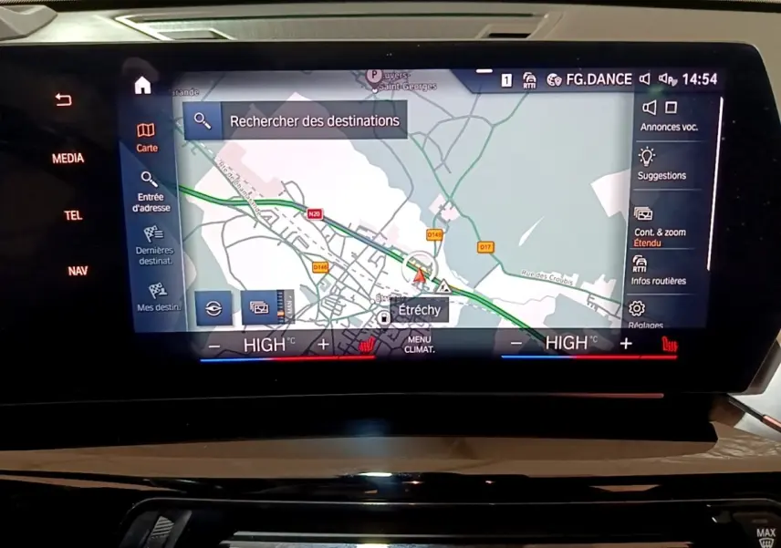 Écran tactile central du BMW X1 xDrive23i M Sport 2023 affichant la navigation et les réglages climatisation.