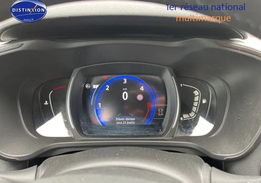 Vue rapprochée du tableau de bord numérique du Renault Kadjar 2018 avec affichage du compte-tours et jauge carburant.