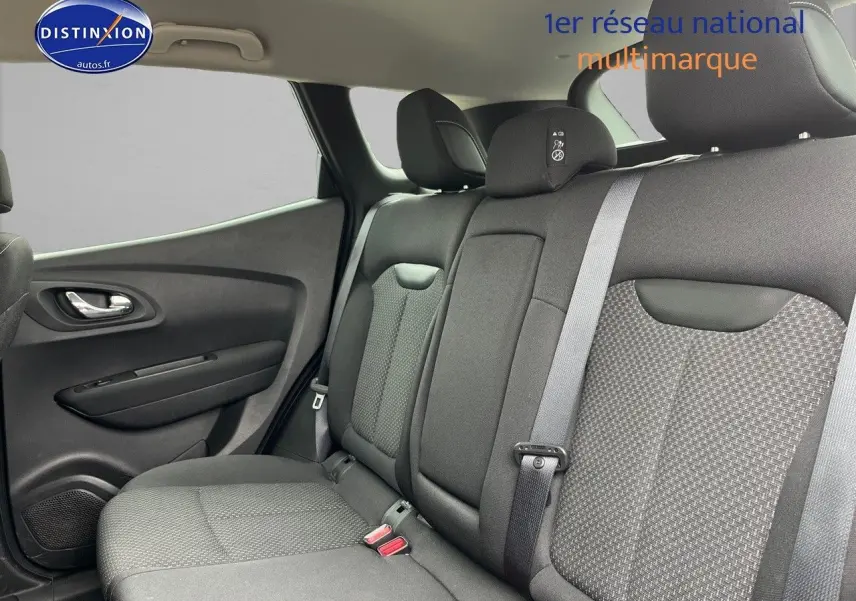 Vue intérieure côté gauche de la banquette arrière en tissu carbone foncé du Renault Kadjar 2018 gris platine.