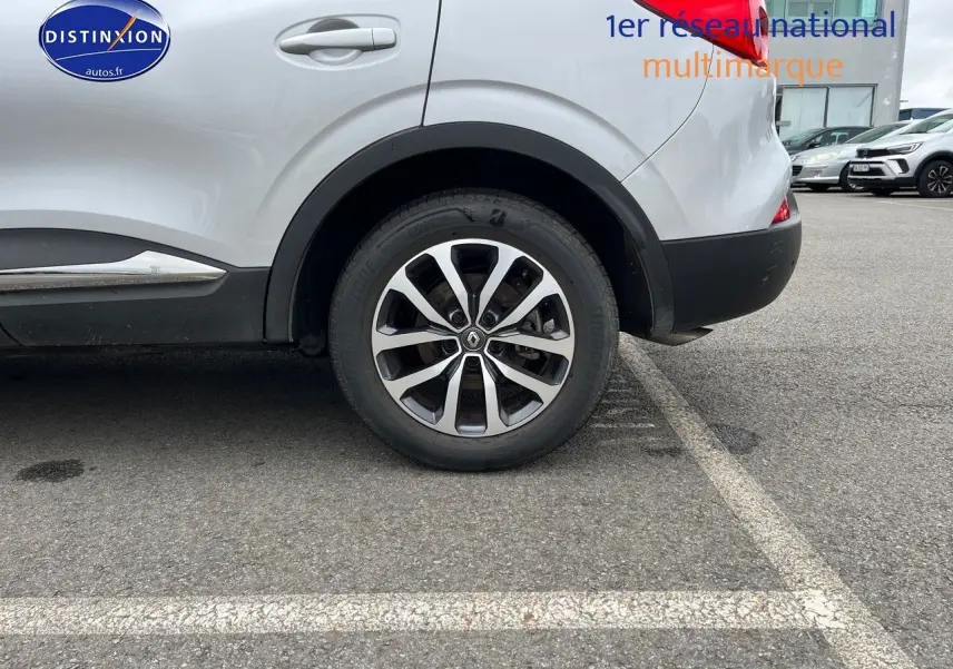 Gros plan sur la roue arrière droite et la partie latérale gris platine d’un Renault Kadjar 2018.