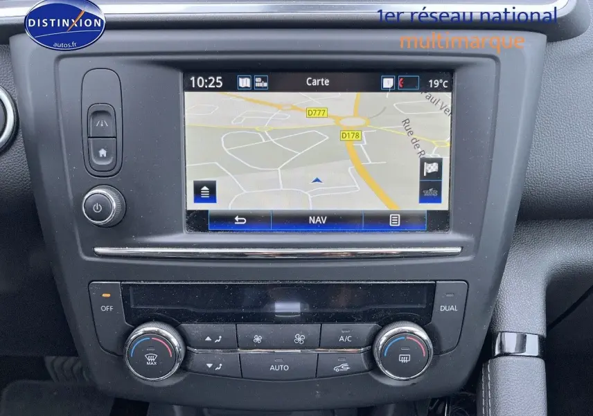 Vue rapprochée de la console centrale du Renault Kadjar 2018, avec écran tactile GPS et commandes climatisation bi-zone.