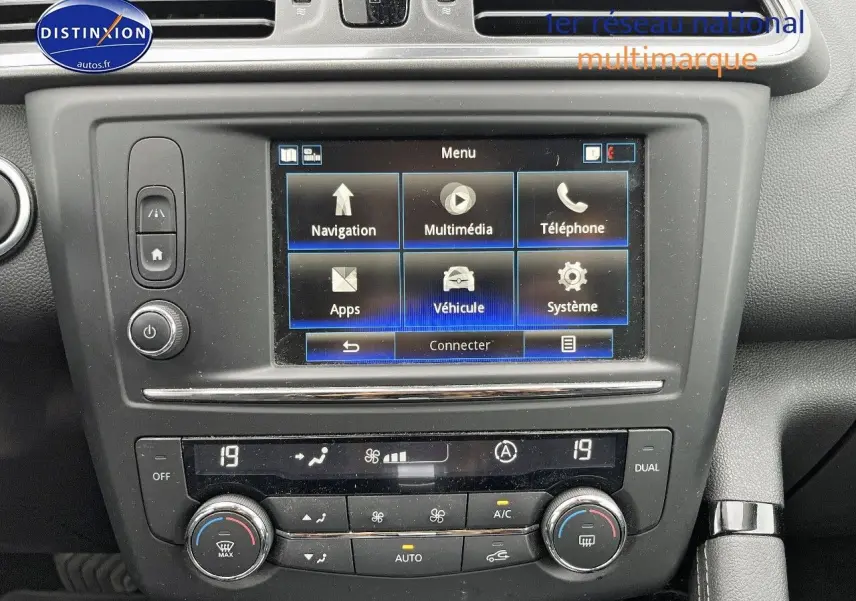 Vue rapprochée du tableau de bord du Renault Kadjar 2018 avec écran tactile et commandes de climatisation bi-zone.