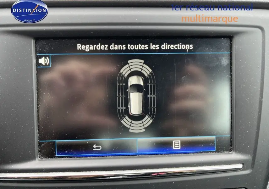 Écran tactile du système multimédia du Renault Kadjar 2018 montrant l'alerte de proximité autour du véhicule.