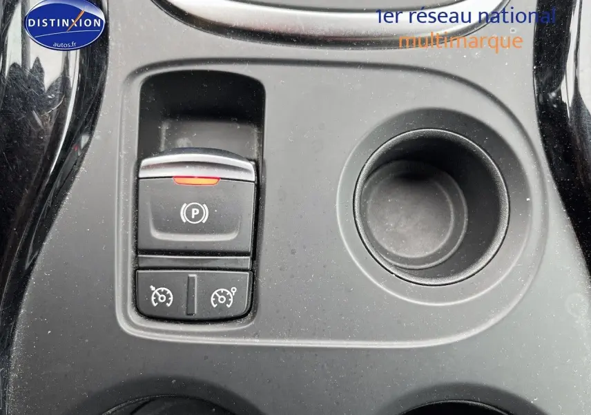 Gros plan sur la console centrale grise du Renault Kadjar avec commande frein à main électrique et boutons régulateur de vitesse.